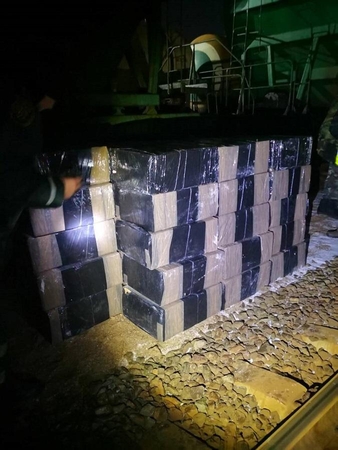 Iš Baltarusijos įvažiavusiame traukinyje su trąšomis – kontrabandinės cigaretės
