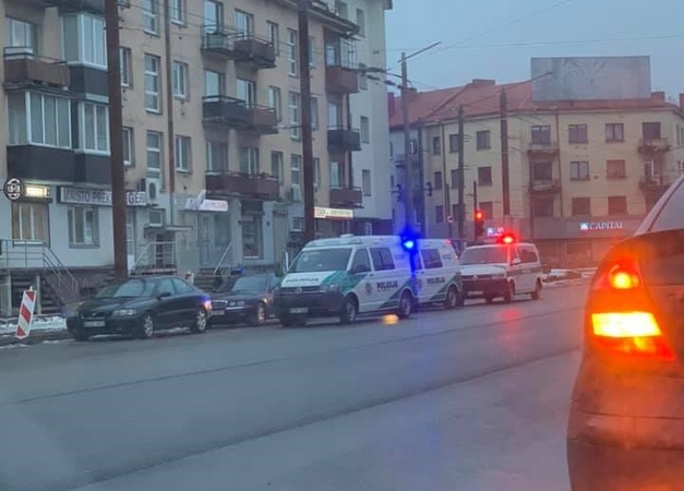 Prie „aklųjų“ sankryžos – pareigūnų apgultis: iš parduotuvės pagrobtas alus ir kasos aparatas