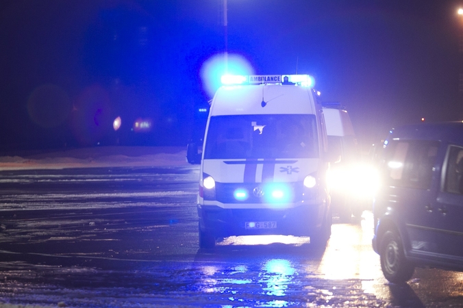 Varnių gatvėje rastas moters lavonas su kirstine žaizda galvoje: įtariama, kad parvirto ant laiptų