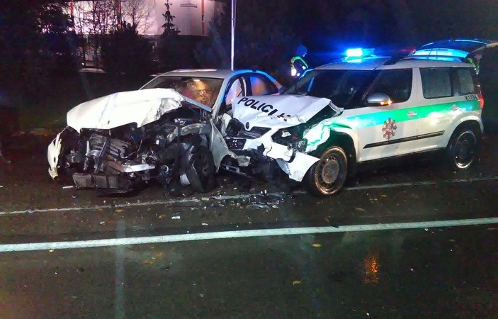 Nuo policijos sprukęs kirgizas susidūrė su tarnybiniu automobiliu