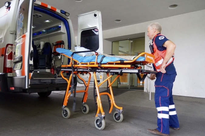 Anykščių medikai bandė išgelbėti 80-metį, tačiau jis greitosios pagalbos automobilyje mirė