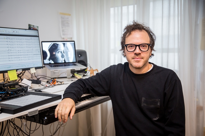 Balansas: "Muzika yra toks savotiškas sėdėjimas savo galvoje, kažkokiame debesyje", – sako J.Jurkūnas, atasvaros ieškantis fizinėje veikožloje – pvz., sodindamas rožes ar kinkydamas jėgos aitvarus.