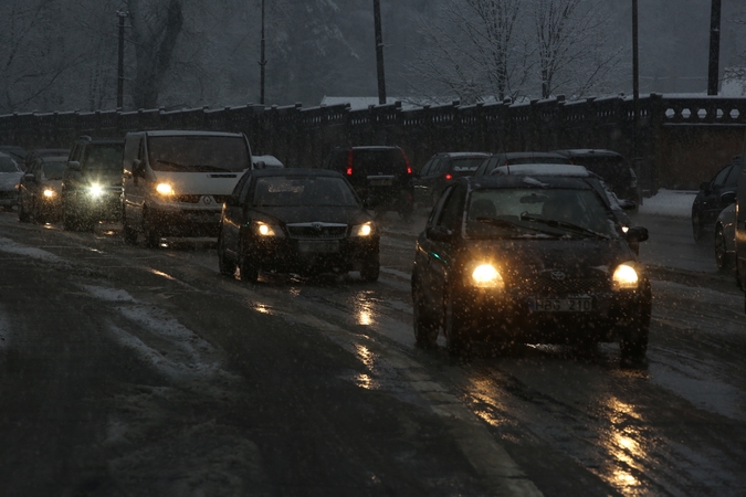 Kelininkai – vairuotojams: naktį eismo sąlygas sunkins šlapdriba, plikledis ir rūkas