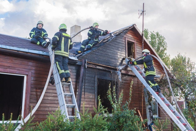 Didžiulės pajėgos lėkė į Eigulių gatvę – degė gyvenamasis namas 