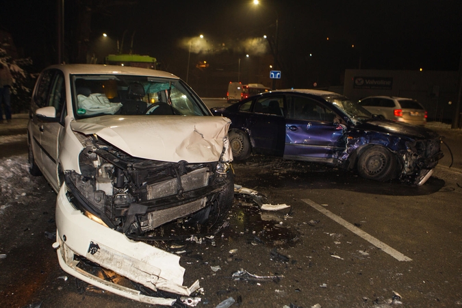 Į avariją Varnių gatvėje pateko taksi automobilis – yra nukentėjusiųjų