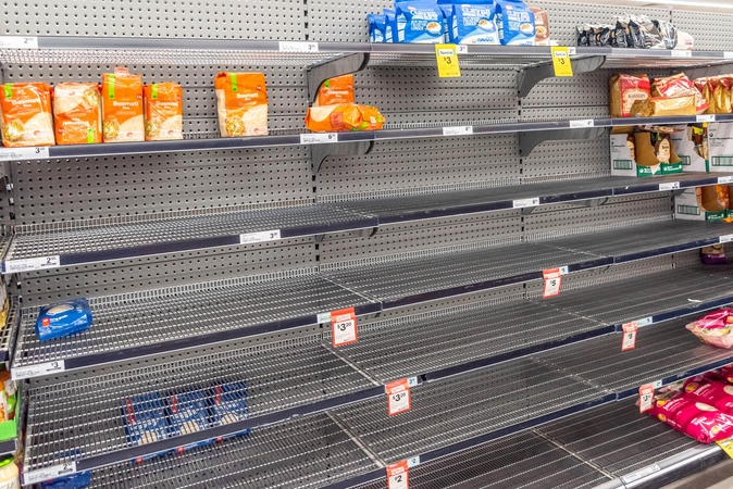Dėl koronaviruso panikuojantys pirkėjai iš lentynų iššlavė tualetinį popierių