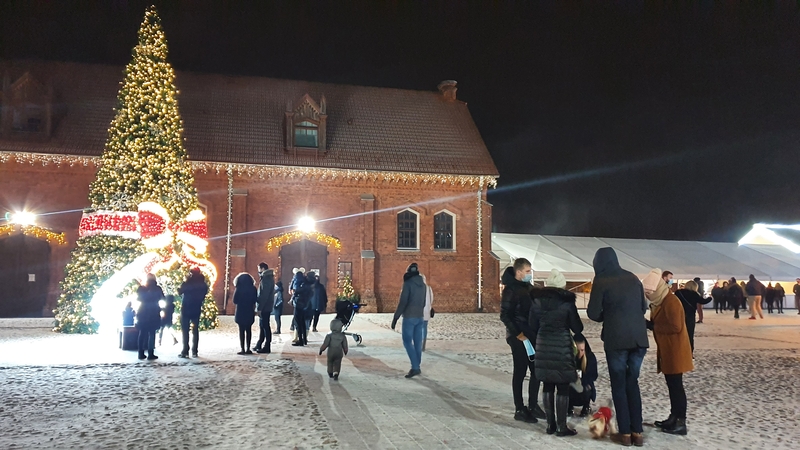 Kalėdų turistai: kol neuždarė miestų, kauniečiai suskubo aplankyti Raudondvario eglutę