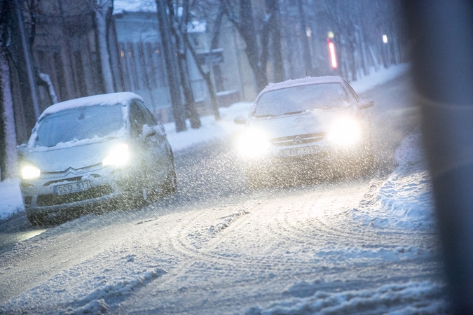 Keliuose yra slidžių ruožų, naktį eismo sąlygas sunkins plikledis