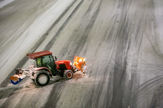Būkite atidūs: eismą sunkina plikledis, kai kur pusto