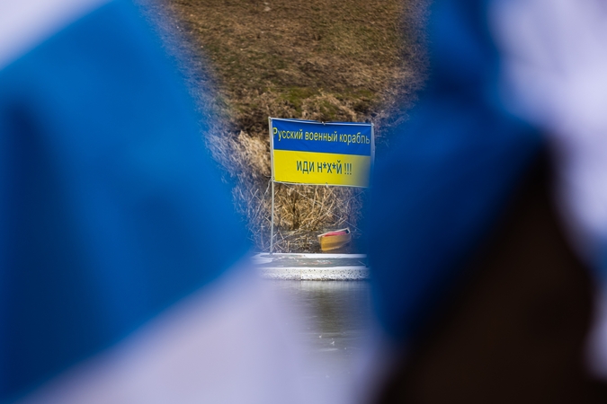 Skandalas dėl neva skirtos baudos už Ukrainos vėliavą: pasirodo, rankas prikišo sukčiai