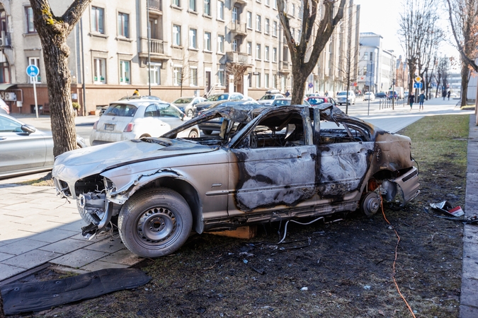 Padegtas prie Kauno tardymo izoliatoriaus stovėjęs sudaužytas BMW: įtariamasis – sulaikytas