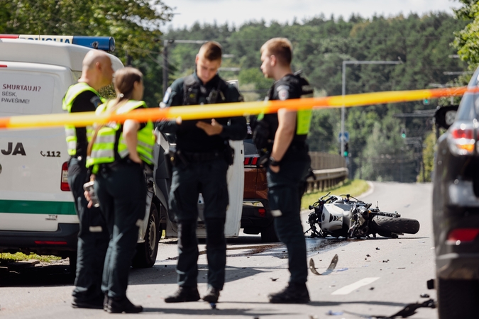 Gaudynės Kaune: policijai nestojęs motociklas taranavo tarnybinį automobilį