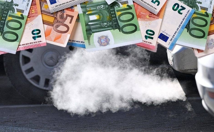 Įvertino siūlomą automobilių taršos mokestį: tai yra gyventojų apgavystė