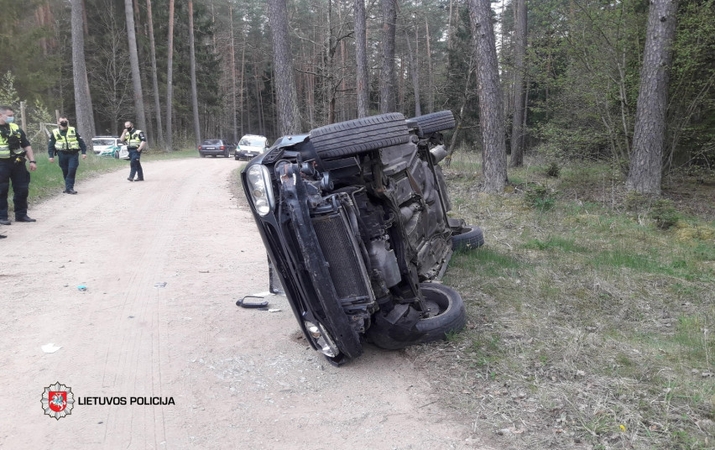 Praėjusi para keliuose: vieniems koją kišo alkoholis, kitiems – šlapia kelio danga