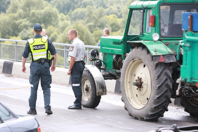 Siautėjusį 25-erių traktoriaus vairuotoją sustabdė tik pareigūnų šūviai