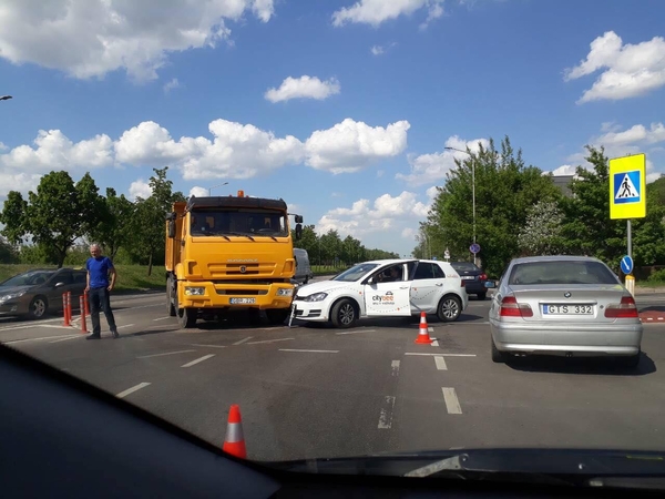 Jonavos gatvėje susidūrė vilkikas ir „CityBee“, nukentėjo nepilnametis