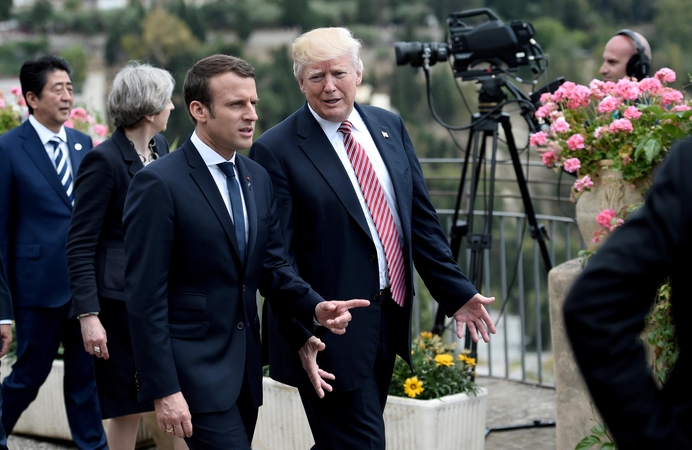 Emmanuelis Macronas (kairėje) ir Donaldas Trumpas (dešinėje)