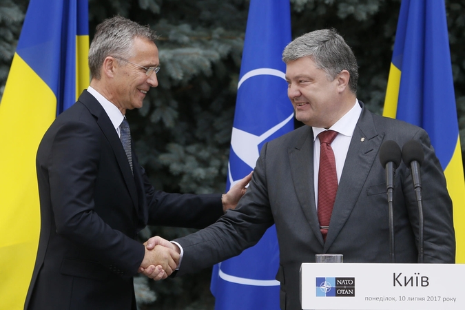 Jensas Stoltenbergas (kairėje) ir Petro Porošenka (dešinėje)