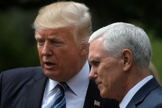 Donaldas Trumpas (kairėje) ir Mike'as Pence'as (dešinėje)