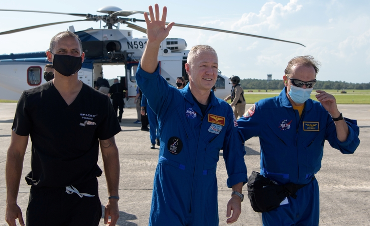 „SpaceX“ pilotuojamas erdvėlaivis saugiai sugrįžo į Žemę po istorinės misijos