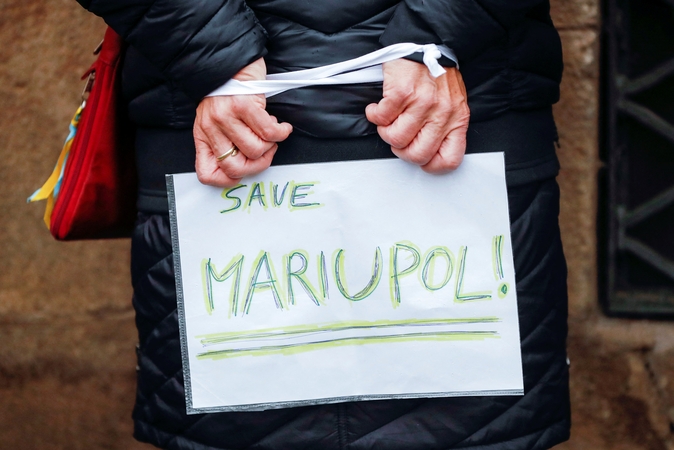 Iš apsiausto Mariupolio išvažiavo keturi autobusai su evakuojamais žmonėmis