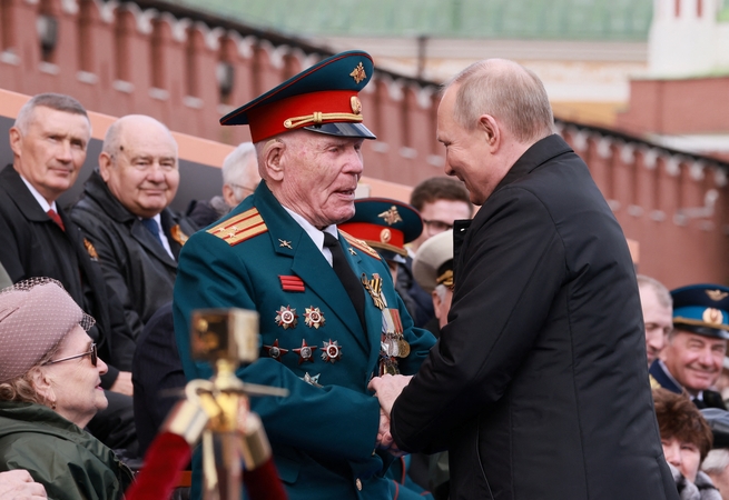 Karinis paradas Maskvoje: dalį jo teko atšaukti, pasirodęs V. Putinas gyrė Rusijos kariuomenę