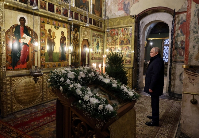 Vienišas V. Putinas Kalėdas šventė Kremliaus bažnyčioje