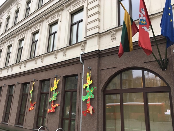 Kaunietę maloniai nustebino Vasario 16-osios progai papuoštas teismas