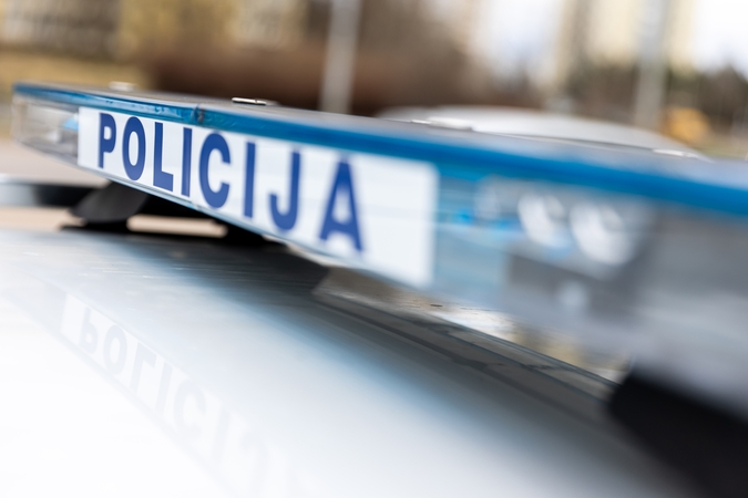 Antakalnio kapinėse raudonais dažais išpaišytas paminklas poetui K. Kubilinskui