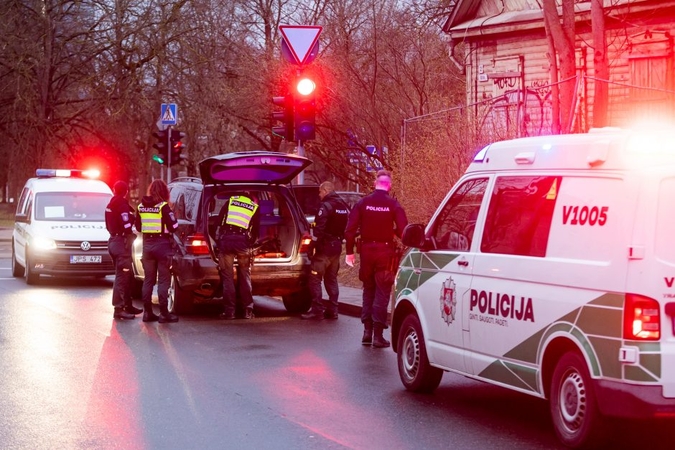 Naujos gaudynių Vilniuje detalės: įtariamieji pareigūnams grasino peiliu, vienas jų vis dar ieškomas