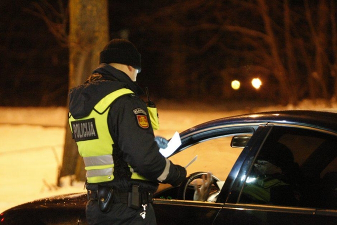 Prisivažinėjo: girtą ir beteisį vairuotoją Kaune sustabdė tik smūgis į kitą mašiną