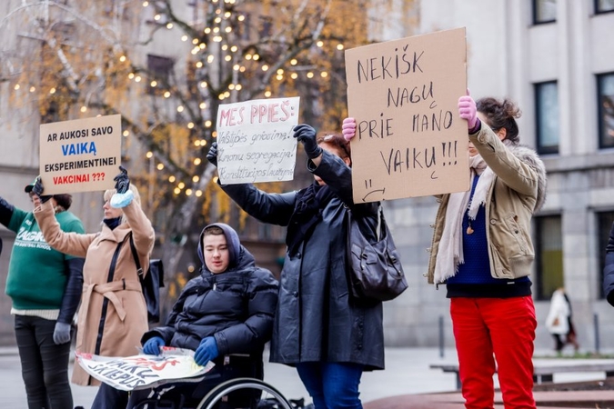 Tėvų protestas Kaune: „Ar aukosi savo vaiką eksperimentinei vakcinai?“