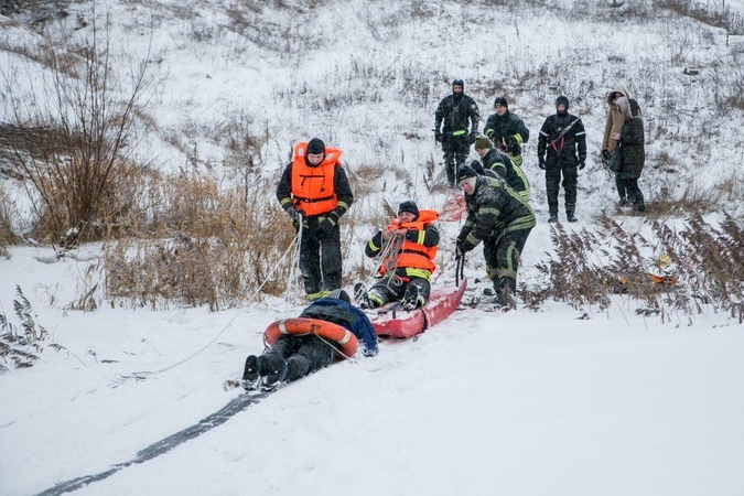 Ugniagesiai perspėja: atsargiai, ledas pavojingas!