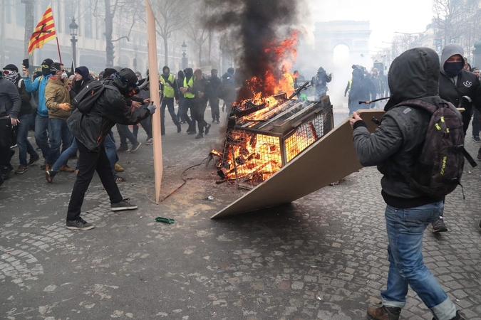 Per naujus „geltonųjų liemenių“ protestus kilo susirėmimų su policija