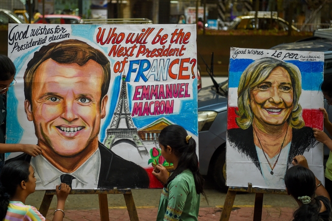 E. Macronas prieš dvikovą su M. Le Pen įspėjamas nenusiraminti