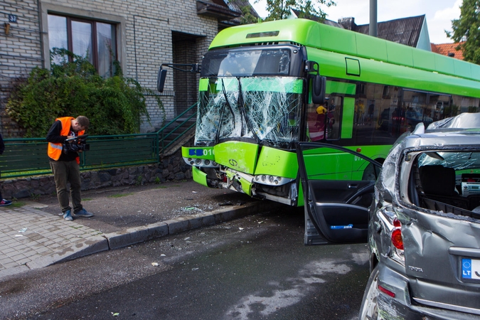 Masinė avarija Kaune: susidūrė trys automobiliai ir troleibusas, nukentėjo kūdikis
