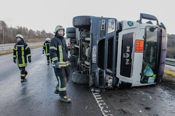 Greitkelyje ties Gargždais – 20 tonų dyzelino gabenusio sunkvežimio skrydis