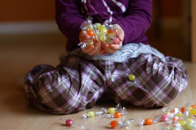 Ką daryti, kad mokykloje pirmoko neviliotų saldainiai?