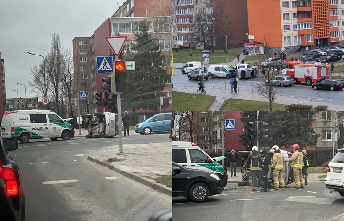 Klaipėdoje po susidūrimo su policijos automobiliu „Nissan“ virto ant šono