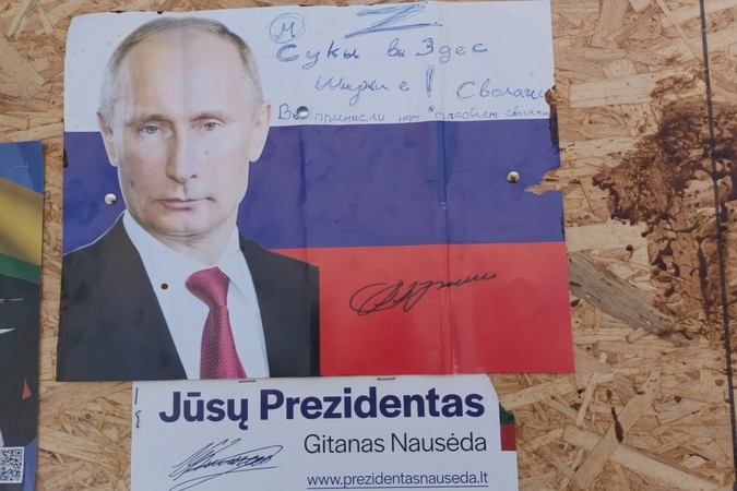 Provokacija Mažeikiuose: iškabintas V. Putino plakatas su lietuvius įžeidžiančiais žodžiais