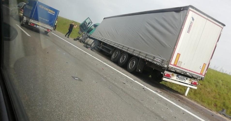 Netoli Kauno – vilkikų avarija, vienas jų nulėkė į šalikelę