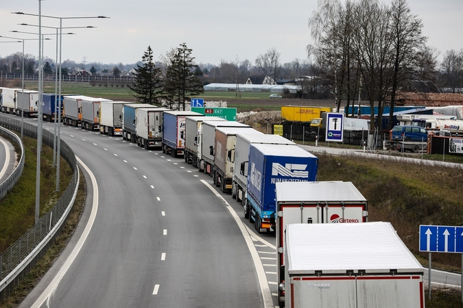 Lietuvos-Baltarusijos pasienyje nusidriekė milžiniškos vilkikų eilės: gali tekti laukti tris paras