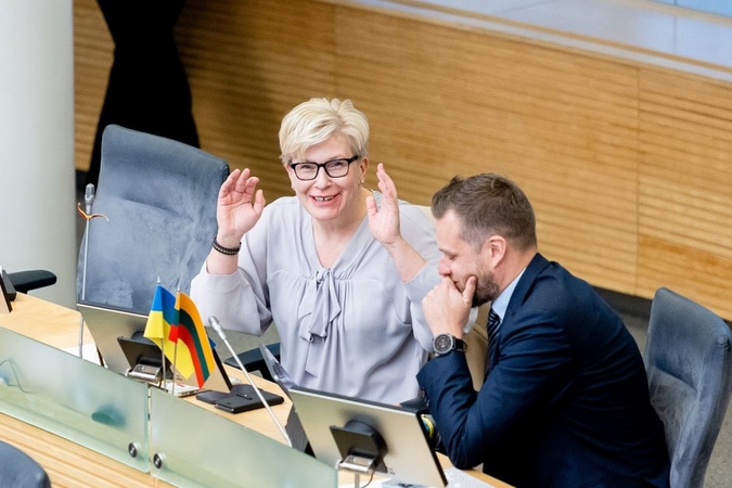 Naujausi reitingai: čekių skandalas kirto ir premjerei, ir partijai