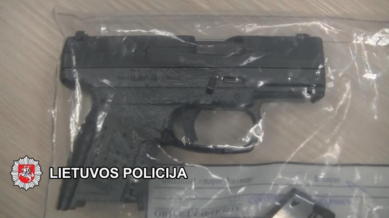 Svetimu koviniu pistoletu paaugliai džiaugėsi savaitę