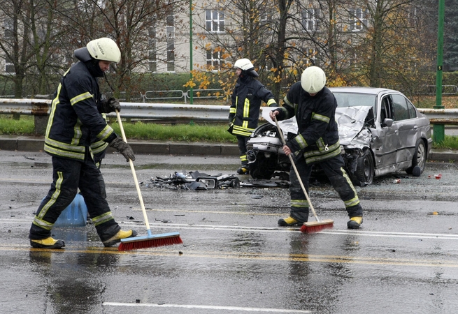 Skirtumai: turto vertintojai atidžiai apžiūri visą automobilį, o draudikai žalą nustato pagal nuotraukas.