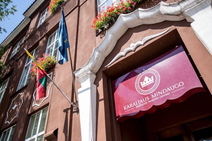 Po machinacijų Karaliaus Mindaugo mokymo centre – sujudimas ministerijoje