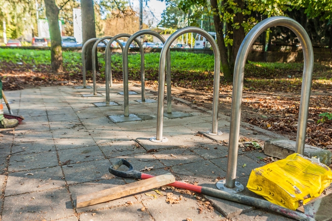 Pripažino: dviračių stovai Ąžuolyno parke įrengti nekokybiškai