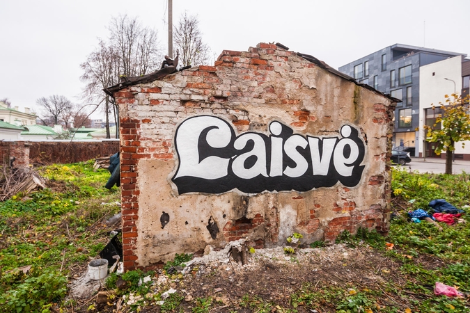 Nuo buvusio kino teatro nužengė žodis „Laisvė“