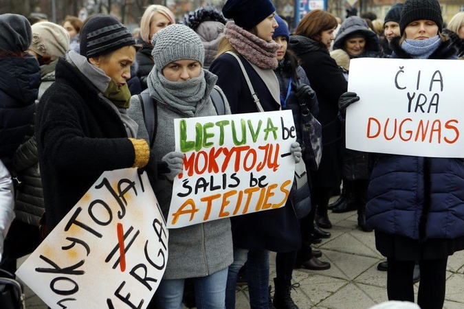 Švietimo darbuotojai rengia piketą prie ministerijos