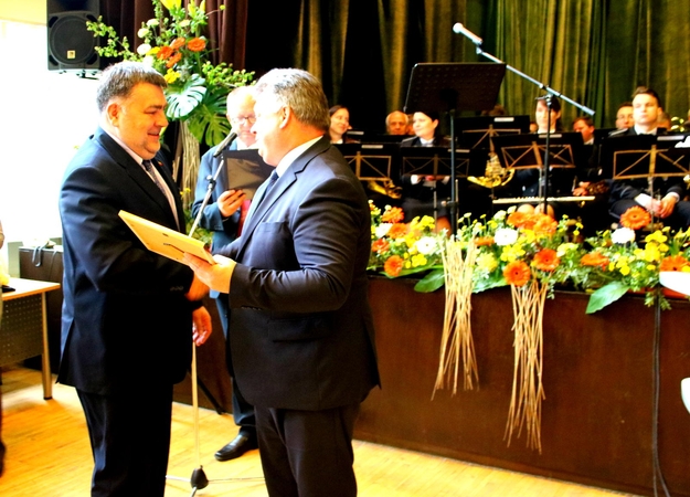Lazdijų rajono savivaldybės merui A. Margeliui (antras iš kairės) padėkos raštą už nuopelnus gyventojų saugai įteikė LR Vidaus reikalų viceministras Č. Mulma.